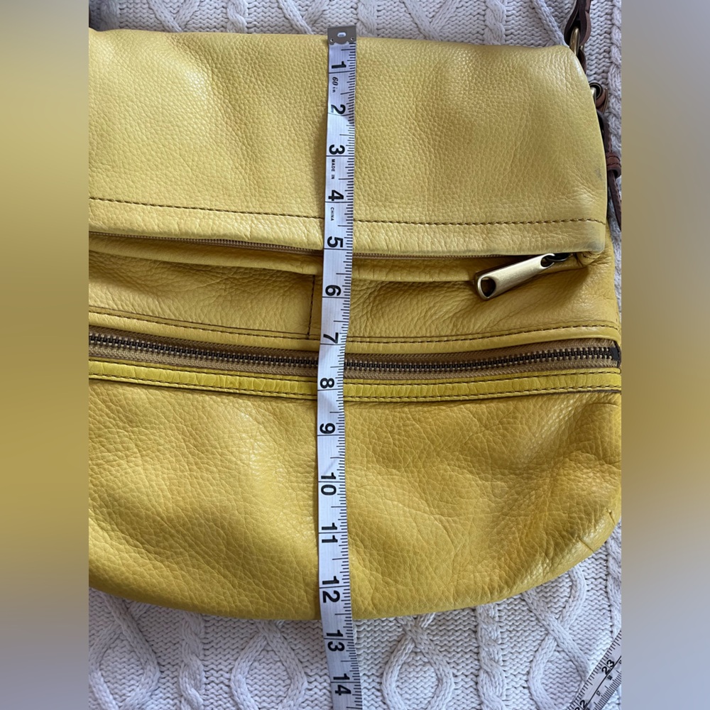 Fossil Large Yellow Leather Shoulder Bag spacious with Several Compartments - Picture 13 of 17
